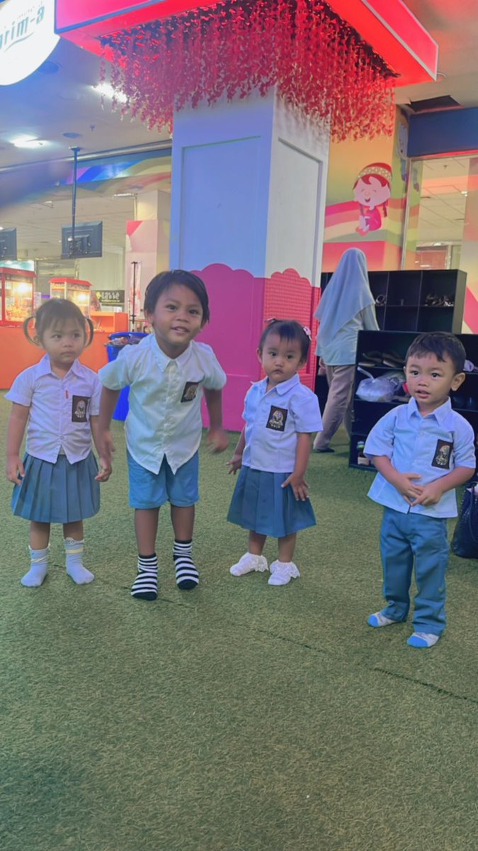 ellyamrina's tweet photo. Loh loh anak ibuk kok udh SMA 😅😅 https://t.co/XDfzqGZgxp