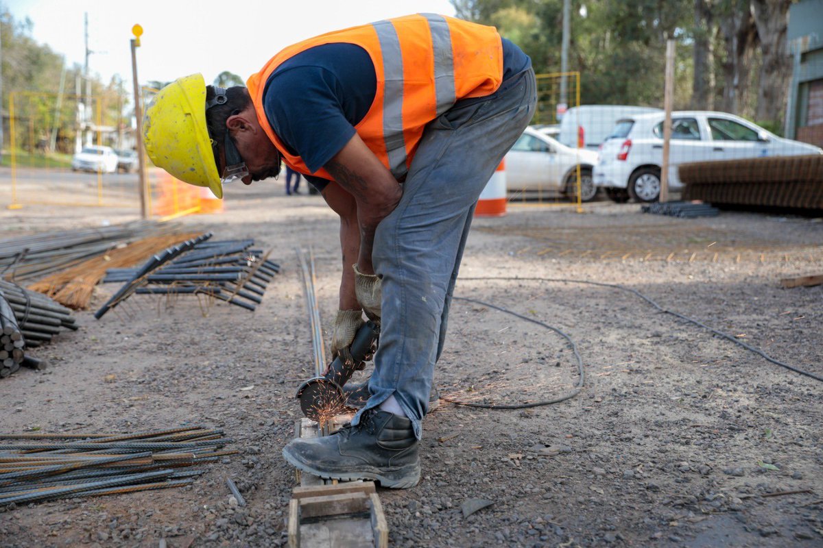 MunicipioPilar's tweet photo. 🚧👷 ¡Estamos transformando el acceso a #Manzanares!

Iniciamos las obras sobre la calle Mitre con un proyecto integral que incluye:

✅ Dos carriles por mano de hormigón  
✅ Nuevas paradas de colectivos  
✅ Renovación total de luminarias

Esta obra mejora de forma estructural el principal ingreso a la localidad y marca un nuevo paso en la transformación de todo Pilar.