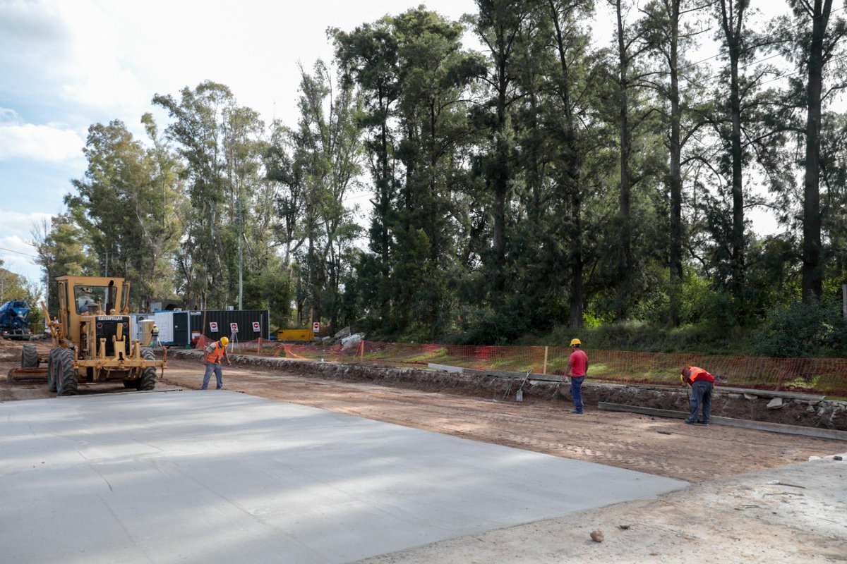 MunicipioPilar's tweet photo. 🚧👷 ¡Estamos transformando el acceso a #Manzanares!

Iniciamos las obras sobre la calle Mitre con un proyecto integral que incluye:

✅ Dos carriles por mano de hormigón  
✅ Nuevas paradas de colectivos  
✅ Renovación total de luminarias

Esta obra mejora de forma estructural el principal ingreso a la localidad y marca un nuevo paso en la transformación de todo Pilar.