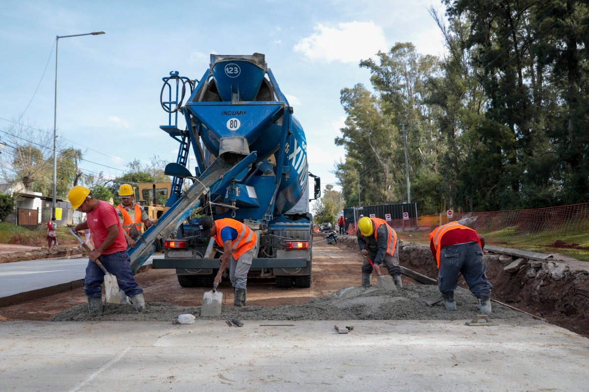 MunicipioPilar's tweet photo. 🚧👷 ¡Estamos transformando el acceso a #Manzanares!

Iniciamos las obras sobre la calle Mitre con un proyecto integral que incluye:

✅ Dos carriles por mano de hormigón  
✅ Nuevas paradas de colectivos  
✅ Renovación total de luminarias

Esta obra mejora de forma estructural el principal ingreso a la localidad y marca un nuevo paso en la transformación de todo Pilar.