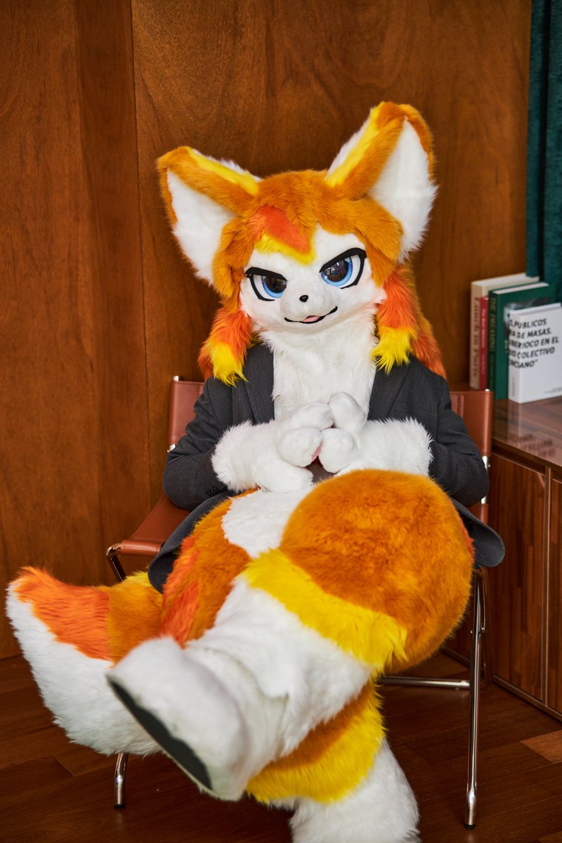 잠시 여기 와서 앉으시죠🪑
📸: <a href="/Noel_Goldy/">NOËL👑</a> 
#FursuitFriday