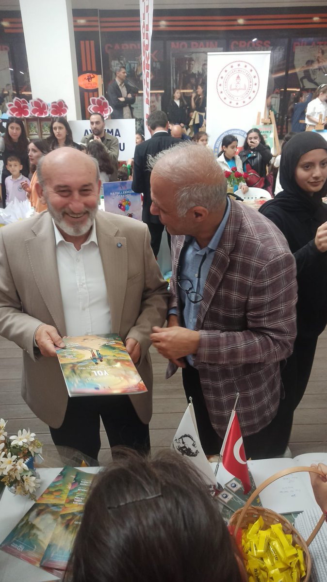 BollucaTUTEVOO's tweet photo. Geleceğin yazarları projesi ilçe fuarı kapsamında sergide yer alan okulumuzun hazırlamış olduğu dergi oldukça beğeni topladı.Emeği geçen proje sorumlusu öğretmenimize ve öğrencilerimize teşekkür ediyoruz.@ARNAVUTKOYMEM https://t.co/hb4fOzS3CQ