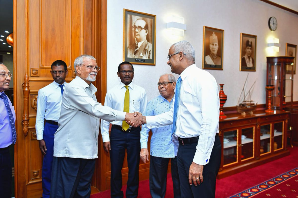 މަރްޙޫމު މަޑުލު މުޙައްމަދު ވަޙީދުގެ ތަޢުޒިޔާގެ ދަފުތަރުގައި  އަޅުގަނޑު ވެސް ލިޔެފިން.
 ލިޔަމުން ދިޔައިރު އަތްތުރުތުރު އެޅުމާއި ނުތަނަވަސްކަން  ބޮޑުވެގެން ދިޔައީ ވަޙީދުގެ ހަނދާންތައް ހިތުގެ ތެރެއަށް ވެރިވިލެއް ބޮޑުކަމުން. މަޑުލު ވަޙީދަކީ ވަރަށްވެސް ތަފާތު އިންސާނެއް. ތަރައްގީ އާއި