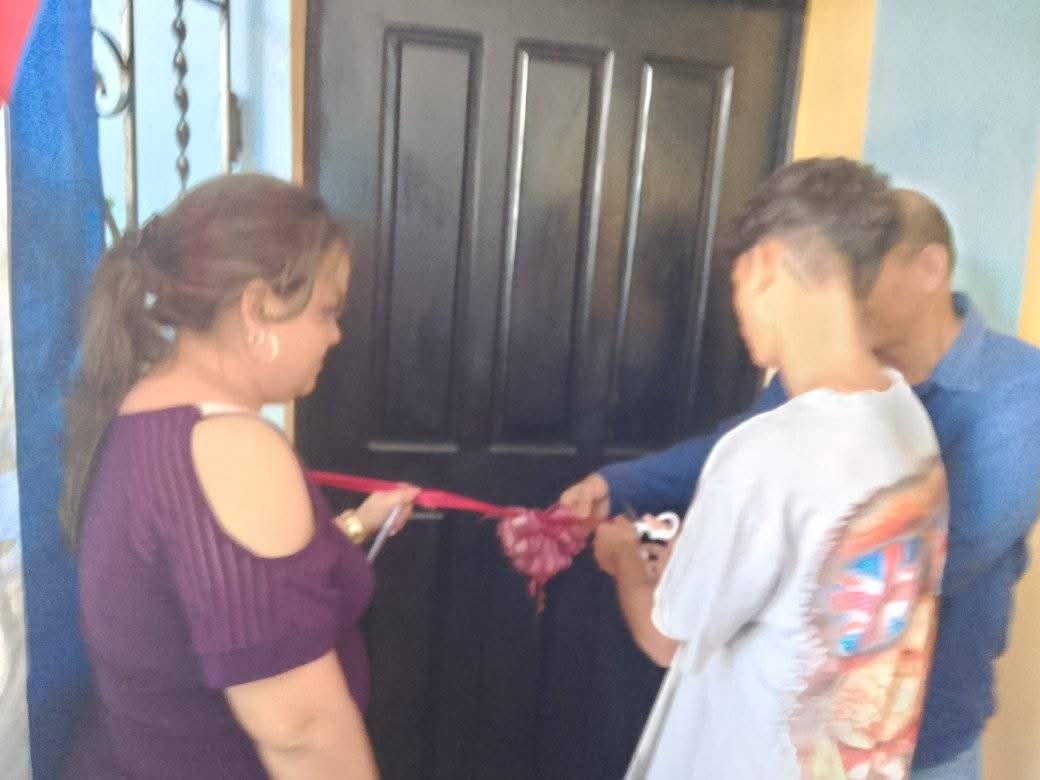 misleydisgo's tweet photo. Se realiza la entrega de la vivienda del adolescente #Yony Julio Labrada Alfonso en el edificio 6, Buena Vista procede del hogar sin amparo filial, #LasTunasPorMasVictorias fruto de la obra revolucionaria. https://t.co/ooSSxj0AnE