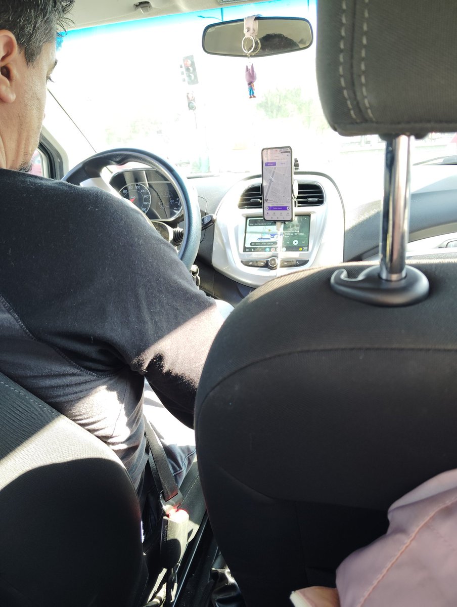 Loleboudon's tweet photo. Voy en Uber y le han sonado muchos WhatsApp al conductor todos nombres de mujeres y les pone corazones de colores. 5 nombres diferentes conté..los veo desde la pantalla touch... 
Yo así no creo en nadie más, imagínate las ETS. https://t.co/QWAOfaniVk