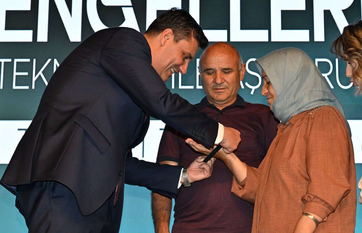 manisabsb's tweet photo. Manisa'da Yeni Nesil Belediyecilik dönemi!

Teknolojiyi insan odaklı bir anlayışla buluşturuyoruz. Başkanımız Mimar Ferdi Zeyrek öncülüğünde hayata geçirdiğimiz “Engelleri Teknoloji ile Aşıyoruz” projemizle herkes için daha erişilebilir, daha güvenli ve daha yaşanabilir bir şehir hedefliyoruz.

Tanıtımını gerçekleştirdiğimiz 3 yeni uygulamamız:
➡ Yol Arkadaşım: Görme engelli bireylere ulaşımda sesli rehber hizmeti.
➡ Benim Dilim: İşitme engelli vatandaşlarımız için işaret dili tercüman desteği.
➡ Ben Buradayım: Alzheimer, kaybolma riski olan otizm ve zihinsel engelli bireylerin güvenliği için takip sistemi.

Engelleri birlikte aşıyor, kimseyi geride bırakmıyoruz.

#FerdiZeyrek #YeniNesilBelediyecilik #Manisaİçin #ErişilebilirŞehir #YolArkadaşım #BenBuradayım #BenimDilim