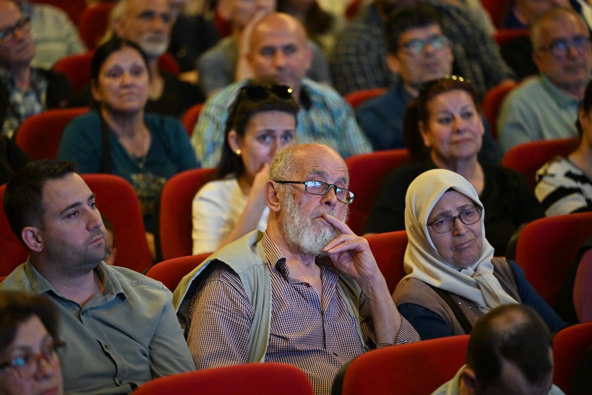 manisabsb's tweet photo. Manisa'da Yeni Nesil Belediyecilik dönemi!

Teknolojiyi insan odaklı bir anlayışla buluşturuyoruz. Başkanımız Mimar Ferdi Zeyrek öncülüğünde hayata geçirdiğimiz “Engelleri Teknoloji ile Aşıyoruz” projemizle herkes için daha erişilebilir, daha güvenli ve daha yaşanabilir bir şehir hedefliyoruz.

Tanıtımını gerçekleştirdiğimiz 3 yeni uygulamamız:
➡ Yol Arkadaşım: Görme engelli bireylere ulaşımda sesli rehber hizmeti.
➡ Benim Dilim: İşitme engelli vatandaşlarımız için işaret dili tercüman desteği.
➡ Ben Buradayım: Alzheimer, kaybolma riski olan otizm ve zihinsel engelli bireylerin güvenliği için takip sistemi.

Engelleri birlikte aşıyor, kimseyi geride bırakmıyoruz.

#FerdiZeyrek #YeniNesilBelediyecilik #Manisaİçin #ErişilebilirŞehir #YolArkadaşım #BenBuradayım #BenimDilim