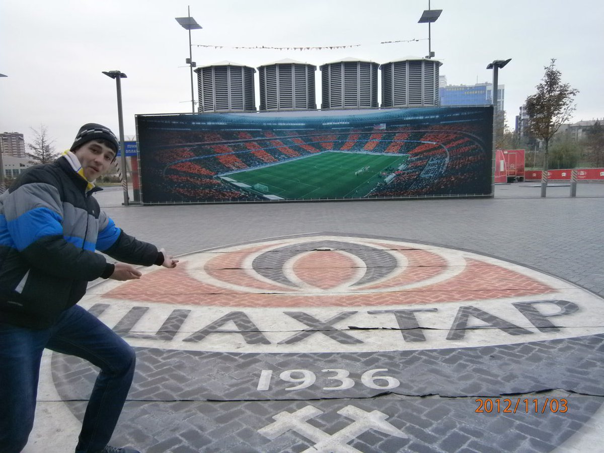 Донецьк 2012. 

Осінь після Євро, нам по 16 років і ми втіхаря від батьків купляємо два квитки на потяг і їдем на футбол.

Го подивимось який він був.

1/х