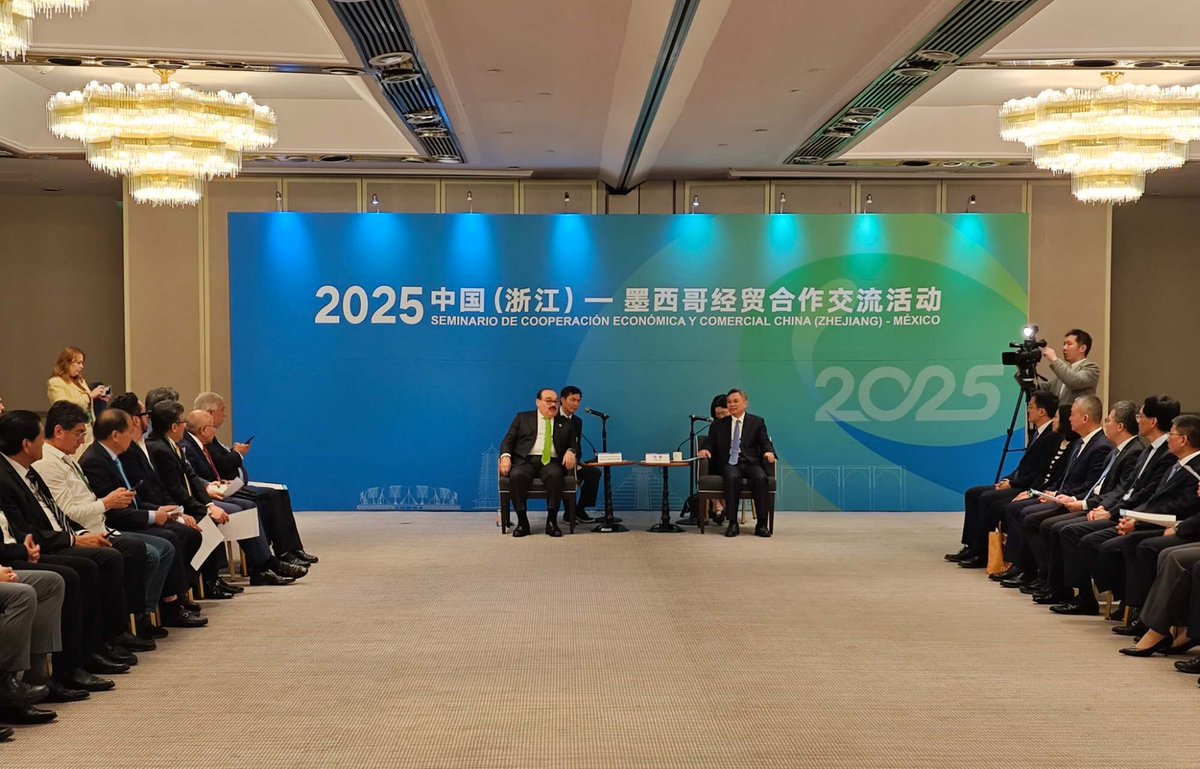 EmbChinaMex's tweet photo. El 12 de mayo se celebró con éxito en la CDMX el Seminario de Cooperación Económica y Comercial China (Zhejiang)–México. Presenciaron Sr. Liu Jie, Gobernador de la Provincia de Zhejiang y Sen. Jorge Carlos Ramírez Marín, Vicepresidente del Senado de México.
Sr. Zhu Jian, Encargado de Negocios a.i. de la Embajada de China en México presenció y destacó en sus palabras que China y México, como importantes economías emergentes, siempre han mantenido los principios de respeto mutuo y beneficio compartido, el comercio bilateral continúa creciendo de forma contracorriente y los logros de la cooperación son alentadores. Zhejiang, como una de las principales provincias chinas en economía privada, ha apoyado a numerosas empresas destacadas en su expansión internacional, y se ha convertido en un líder en la cooperación económica y comercial local entre China y México. En el futuro, las relaciones China-América Latina tendrán aún mayores perspectivas de desarrollo, y China y México escribirán juntos un nuevo capítulo de unidad y cooperación entre países en desarrollo.