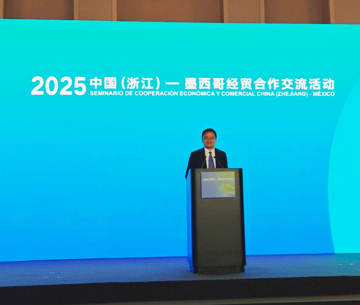 El 12 de mayo se celebró con éxito en la CDMX el Seminario de Cooperación Económica y Comercial China (Zhejiang)–México. Presenciaron Sr. Liu Jie, Gobernador de la Provincia de Zhejiang y Sen. Jorge Carlos Ramírez Marín, Vicepresidente del Senado de México.
Sr. Zhu Jian,