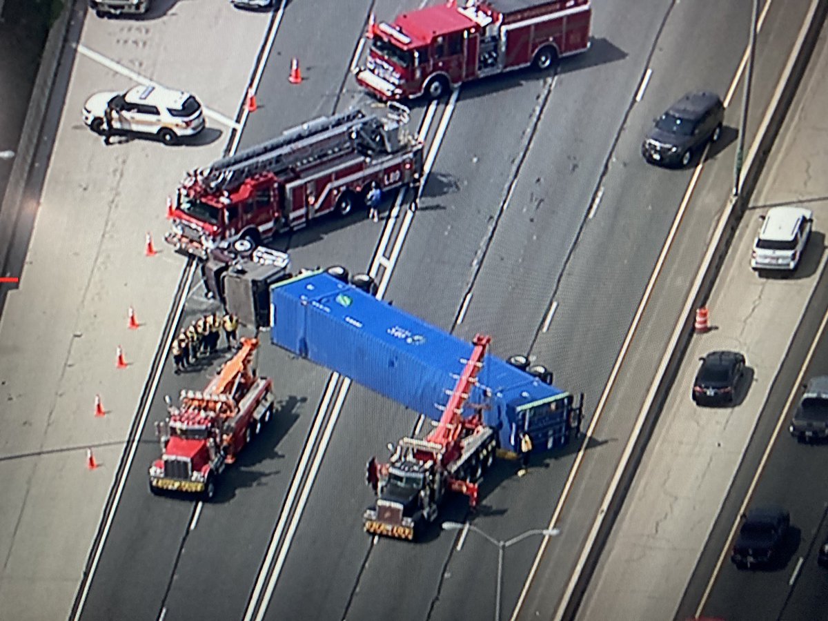 #Bolingbrook - ALL LANES BLOCKED NB I-55 at 355 with a rollover semi. Traffic gets by occasionally on the right shoulder. Ramps from 355 onto NB I-55 are also closed while crews work on uprighting it. Get out at Weber to avoid the delay.