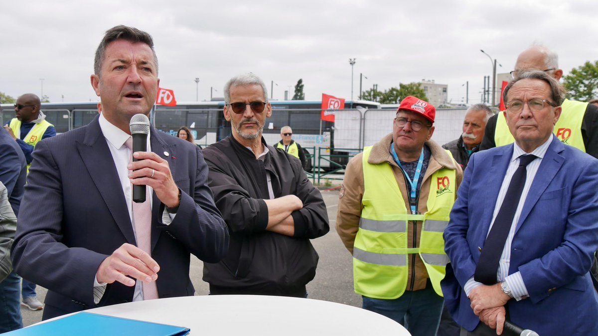 ✅Soutien au maintien de l’industrie sur notre territoire

➡️Ce jeudi matin, nous étions présents sur le site de production de Stellantis pour affirmer notre soutien au maintien de l’activité industrielle sur notre territoire, et plus particulièrement à Poissy. À l’initiative du