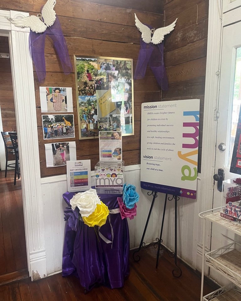 🍴✨ Today’s the Day! ✨🍴

Join us at the Cherrity Bar TODAY 💙

From 11 AM to 10 PM, 10% of all food and drink purchases (including to-go orders!) go directly to Roy Maas Youth Alternatives to support children.

📍 The Cherrity Bar – 302 Montana St, San Antonio

#RMYA