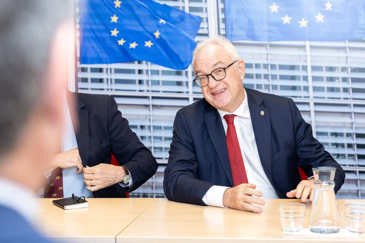 Great to meet 🇺🇾 Minister Mario Lubetkin. The EU-Mercosur Partnership has huge potential - we want our businesses and consumers to see its value and benefits.

I appreciate Uruguay's constructive role. Let's continue to champion these mutually beneficial opportunities together.