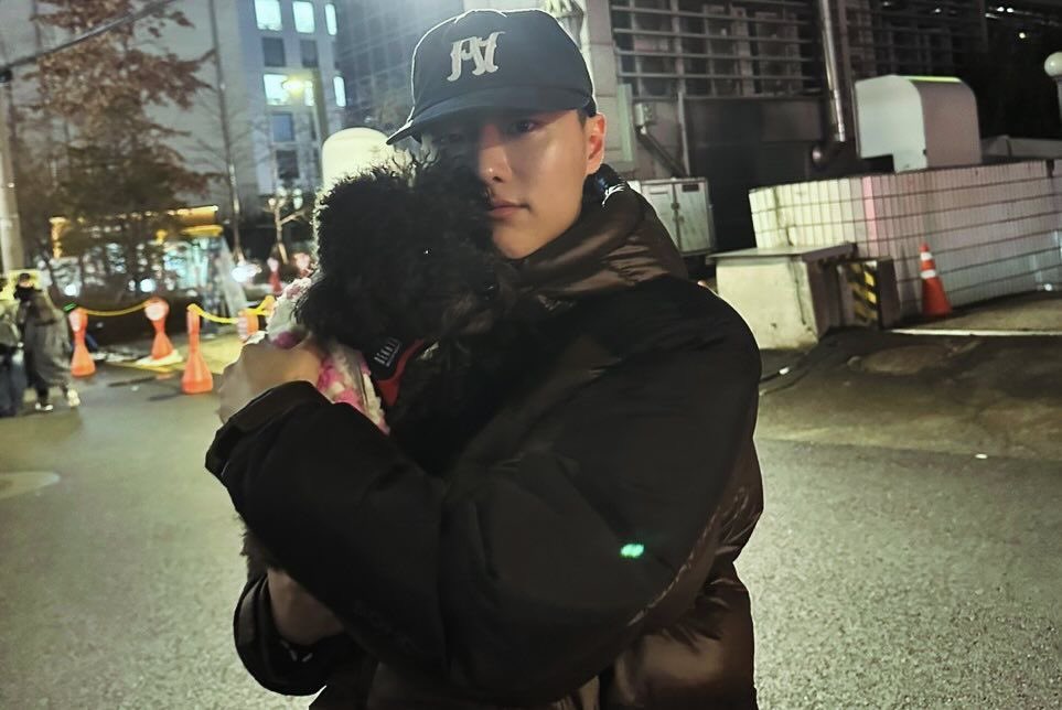 아ㅡ        근데 이날 왤케 서운해보이는거임
…내가 더 귀여워 얘가 더 귀여워 <라고 물어봣을때
김우삭한테    뭔..비교할걸비교해라  라고 한마디들은것처럼