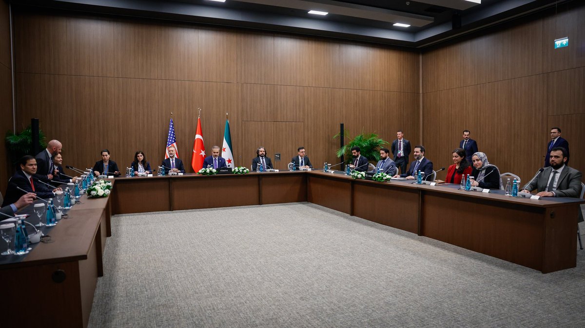 وزير الخارجية والمغتربين السيد أسعد حسن الشيباني يلتقي في مدينة أنطاليا التركية وزير خارجية الولايات المتحدة الأمريكية السيد ماركو روبيو، بحضور وزير خارجية تركيا السيد هاكان فيدان لمناقشة تفاصيل رفع العقوبات الأمريكية عن سوريا، وتحسين العلاقات بين دمشق وواشنطن، ومناقشة سبل بناء