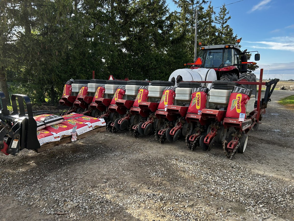Conditions are finally decent to start  #plant25 #corn 🌽 this morning…before the next rain 🌧️ overnight #OntAg #GetterDone
