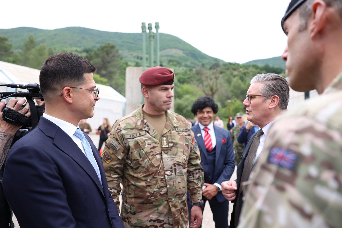 1/2 🇦🇱🇬🇧 Pata nderin të shoqëroja sot në ambjentet e Qendrës së Inovacionit të Sigurisë &amp; Mbrojtjes Kryeministrin britanik <a href="/Keir_Starmer/">Keir Starmer</a>. 

Një moment për të përshëndetur dhe falënderuar🫡 skuadrën e përbashkët të 𝑹𝒆𝒈𝒋𝒊𝒎𝒆𝒏𝒕𝒊𝒕 𝒕ë 𝑭𝒐𝒓𝒄𝒂𝒗𝒆 𝑺𝒑𝒆𝒄𝒊𝒂𝒍𝒆 dhe të