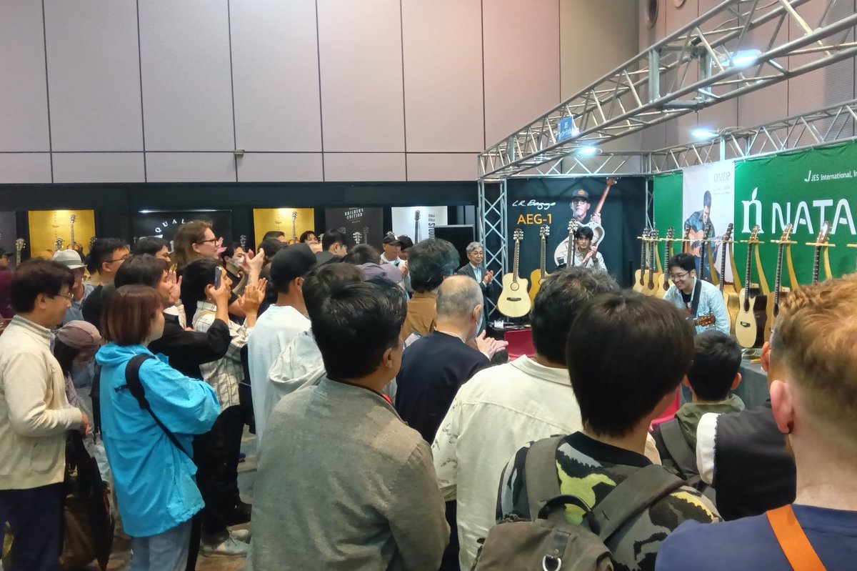 amayadori_123's tweet photo. #サウンドメッセ2025 5/11(日)
JESインターナショナル ブースデモ
横浜から大阪へ!前日のライブから一夜明けてサウンドメッセ 2日目のブースデモ。諸先輩やギタリスト仲間に囲まれて、会場のどこにいても何をしてても楽しそうでした!
#西村ケント
#KentNishimura https://t.co/T5HjL3vAbk