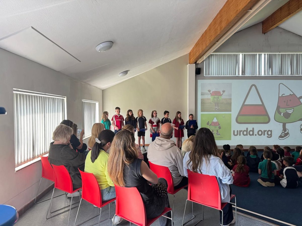 Ysgol Y Dderi (@ysgol_y_dderi) on Twitter photo Dyma’r plant yn rhannu Neges Heddwch ac Ewyllys da yr Urdd gydag athrawon o Slofenia, Norwy, Groeg, Serbia a’r Eidal 🇸🇮🇳🇴🇬🇷🇷🇸🇮🇹 #Heddwch2025 <a href="/UrddCeredigion/">Urdd Ceredigion</a> <a href="/Urdd/">Urdd Gobaith Cymru</a> Dyma’r plant yn rhannu Neges Heddwch ac Ewyllys da yr Urdd gydag athrawon o Slofenia, Norwy, Groeg, Serbia a’r Eidal 🇸🇮🇳🇴🇬🇷🇷🇸🇮🇹 #Heddwch2025 <a href="/UrddCeredigion/">Urdd Ceredigion</a> <a href="/Urdd/">Urdd Gobaith Cymru</a>