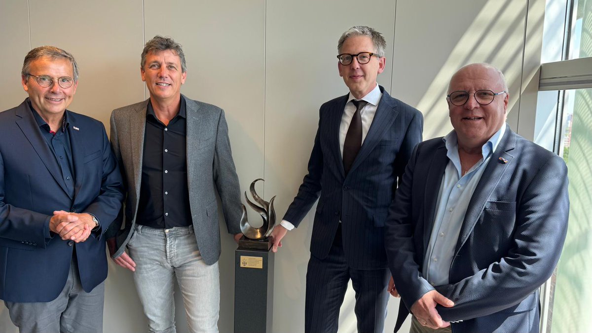 Deze mooie sculptuur is voor alle werkgevers in NL die hun medewerkers in staat te stellen om actief te zijn bij de vrijwillige brandweer. 

<a href="/marceldokter/">marcel dokter</a>  en @RonaldKraan van de Vakvereniging Brandweer Vrijwilligers (<a href="/VaBrVr/">VBV</a> ) hebben dit kunstwerk als symbolische eerbetuiging