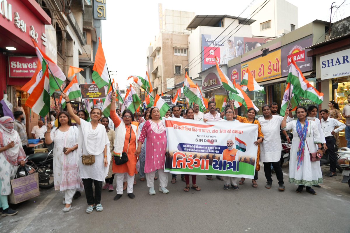 shilpeshD's tweet photo. આજ રોજ વલસાડ ખાતે યોજાયેલી ભવ્ય તિરંગા યાત્રામાં હાજરી આપી અને આતંકવાદ સામે ઓપરેશન સિંદૂર દ્વારા સમગ્ર વિશ્વમાં મા ભારતીનું ગૌરવ વધારનારા વીર સૈનિકોની શૌર્યગાથાને વધાવી.

તિરંગાને ગૌરવભેર સલામ કરીને ભારતમાતાની વંદના કરવામાં આવી. સમગ્ર વલસાડ રાષ્ટ્રભક્તિના રંગે રંગાઈ ઊઠ્યું.

આ યાત્રામાં ગુજરાત રાજ્યના નાણામંત્રી શ્રી કનુભાઈ દેસાઈ, લોકસભા દંડક તથા વલસાડ-ડાંગના લોકસભા સાંસદ શ્રી ધવલભાઈ પટેલ, સંગઠનના હોદેદારો તેમજ મોટી સંખ્યામાં નાગરિકોએ ઉત્સાહપૂર્વક ભાગ લીધો.

जय हिंद! वंदे मातरम्!