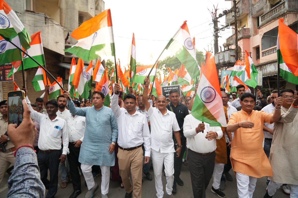shilpeshD's tweet photo. આજ રોજ વલસાડ ખાતે યોજાયેલી ભવ્ય તિરંગા યાત્રામાં હાજરી આપી અને આતંકવાદ સામે ઓપરેશન સિંદૂર દ્વારા સમગ્ર વિશ્વમાં મા ભારતીનું ગૌરવ વધારનારા વીર સૈનિકોની શૌર્યગાથાને વધાવી.

તિરંગાને ગૌરવભેર સલામ કરીને ભારતમાતાની વંદના કરવામાં આવી. સમગ્ર વલસાડ રાષ્ટ્રભક્તિના રંગે રંગાઈ ઊઠ્યું.

આ યાત્રામાં ગુજરાત રાજ્યના નાણામંત્રી શ્રી કનુભાઈ દેસાઈ, લોકસભા દંડક તથા વલસાડ-ડાંગના લોકસભા સાંસદ શ્રી ધવલભાઈ પટેલ, સંગઠનના હોદેદારો તેમજ મોટી સંખ્યામાં નાગરિકોએ ઉત્સાહપૂર્વક ભાગ લીધો.

जय हिंद! वंदे मातरम्!