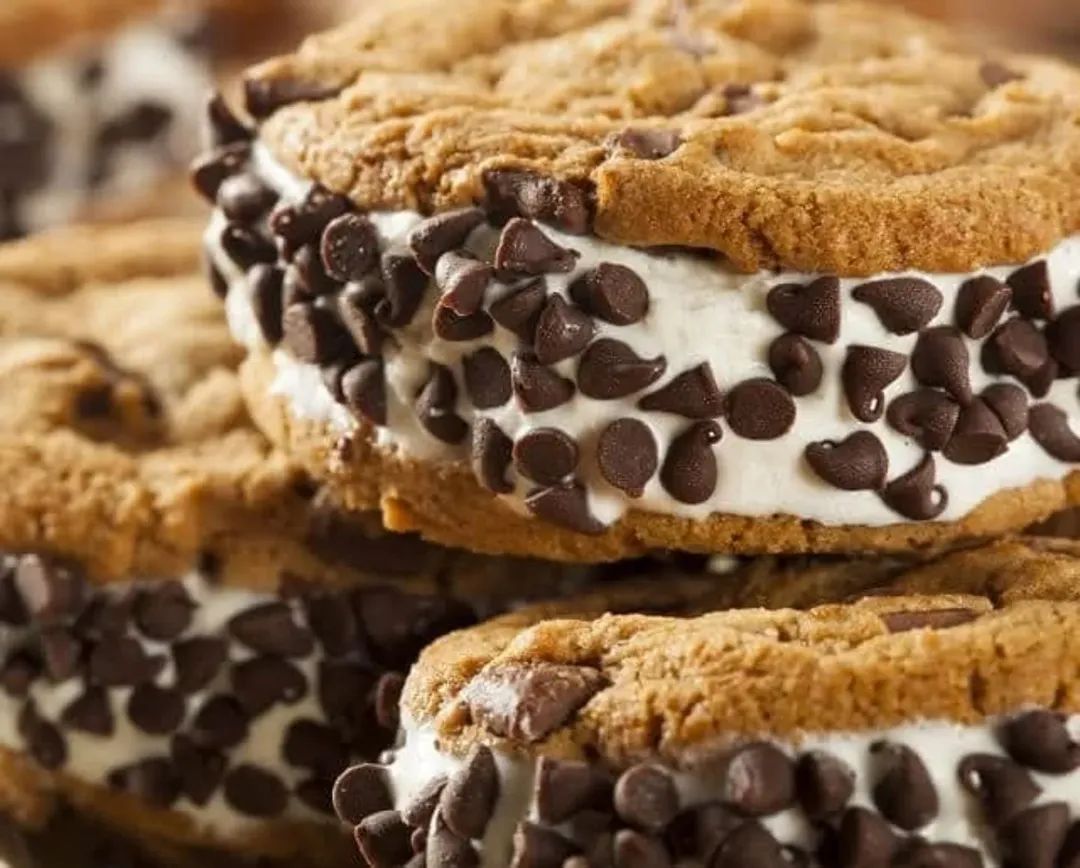 ChillyBillys's tweet image. Today is National Chocolate Chip Day!

This is how we roll...

#chocolatechip #cookies #icecreamsandwich