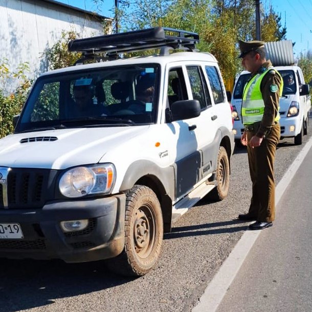 Carab_Maule's tweet photo. #RETIRO: Carabineros del sector cordillerano de #Digua efectuó controles vehiculares en la Ruta L-751 sector #LasCamelias; verificando la documentación del móvil y del conductor además de reiterar el llamado a la conducción segura y responsable.
#OrdenyPatria
#CarabinerosDeTodos https://t.co/VIxRCsbhcw