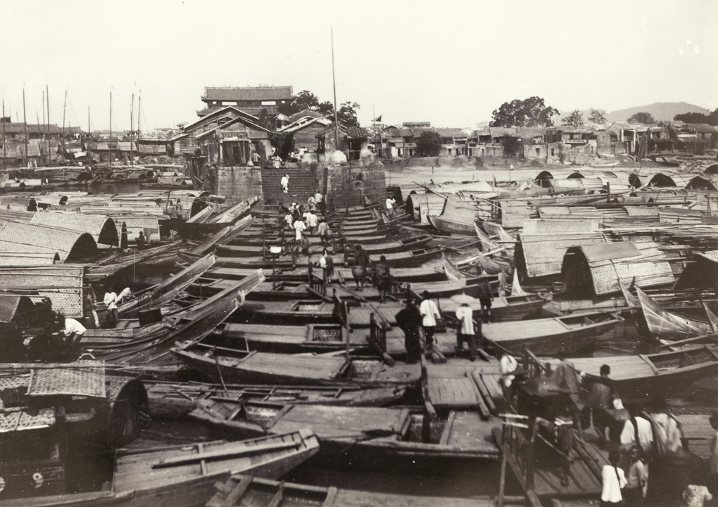 The central (pontoon) part of the Guangji Bridge (广济桥 or 廣濟橋), Chaozhou (潮州), 1870-1900

Bridge of boats.

Maxwell Family Collection
Mx01-142
hpcbristol.net/visual/Mx01-142

#bridges #guangdong #潮州 #歷史 #中國歷史 #舊照 #oldphotos #chinesehistory #historyinpictures #oldbridge