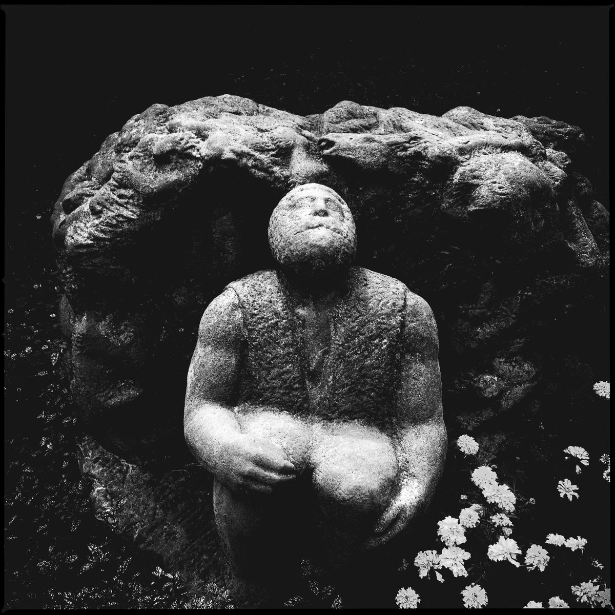 ABBSound's tweet photo. «Silent Watchers of Volodymyrska Hill»
Park sculptures on Volodymyrska Hill—enigmatic figures whose names and stories remain unknown. Any information is welcome!
July 17, 2013
#blackandwhite #sculpture #kiev #ukraine #kitcam #dark #KitCamApp #documentary #PublicArt #monoart  #bw https://t.co/RhvZ7tRFif