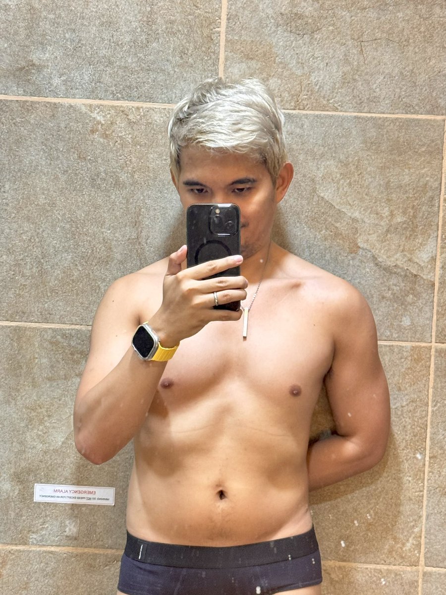 lestargonzaga's tweet photo. *na-stress sa work*
**nag-hubad**
🥲 https://t.co/6NTUBxtaFw