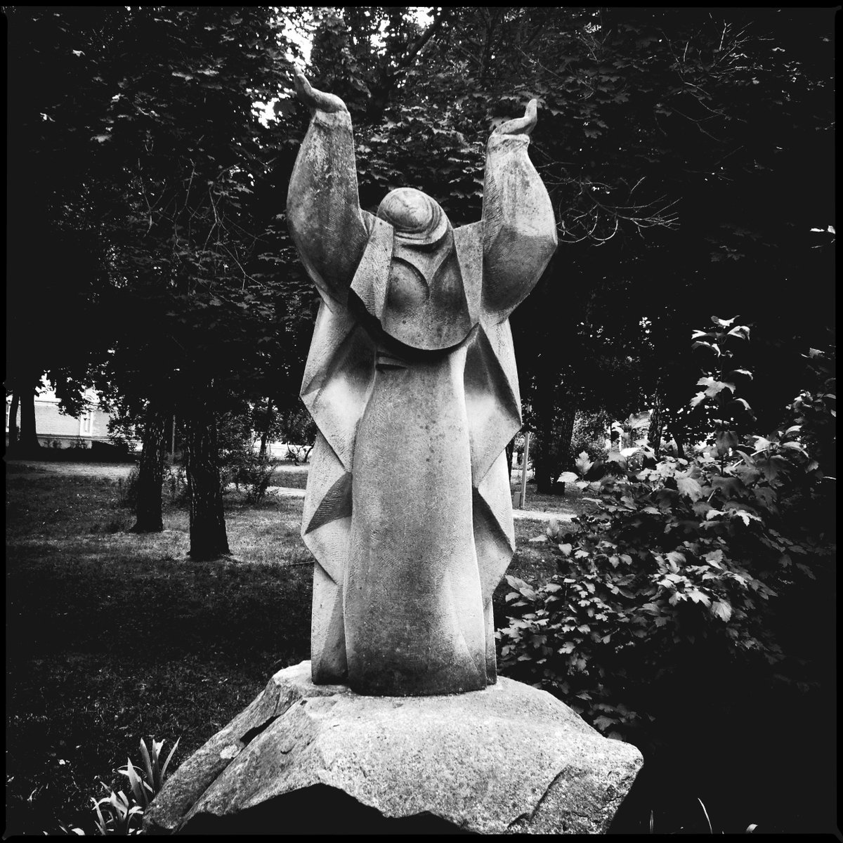 ABBSound's tweet photo. «Silent Watchers of Volodymyrska Hill»
Park sculptures on Volodymyrska Hill—enigmatic figures whose names and stories remain unknown. Any information is welcome!
July 17, 2013
#blackandwhite #sculpture #kiev #ukraine #kitcam #dark #KitCamApp #documentary #PublicArt #monoart  #bw https://t.co/RhvZ7tRFif