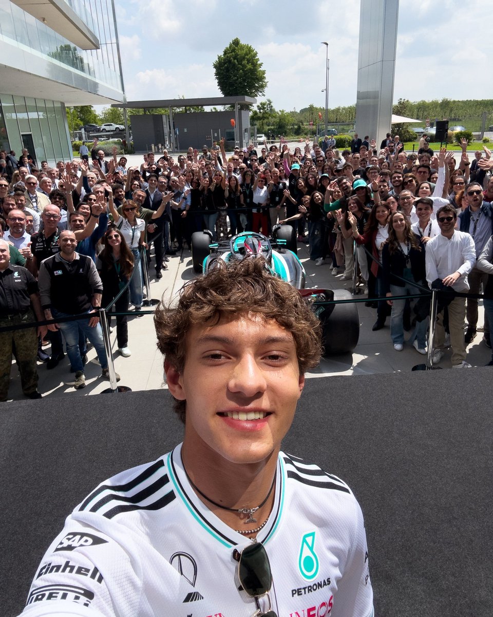 TearOffFR's tweet photo. 🔴 Kimi Antonelli ainsi que Mercedes ont invité tous les camarades de classe du pilote italien aujourd'hui dans le paddock d'Imola ! 👏

Le jeune italien de 18 ans étudie toujours pour ses examens de fin d'année en même temps que de mener sa carrière de pilote de F1 👨‍🎓

Il a souhaité faire découvrir les coulisses de la F1 ainsi que toute la charge de travail nécessaire pour un week-end de Grand Prix à tous ses camarades.

(🗞️ @F1 / #F1 / #ImolaGP)