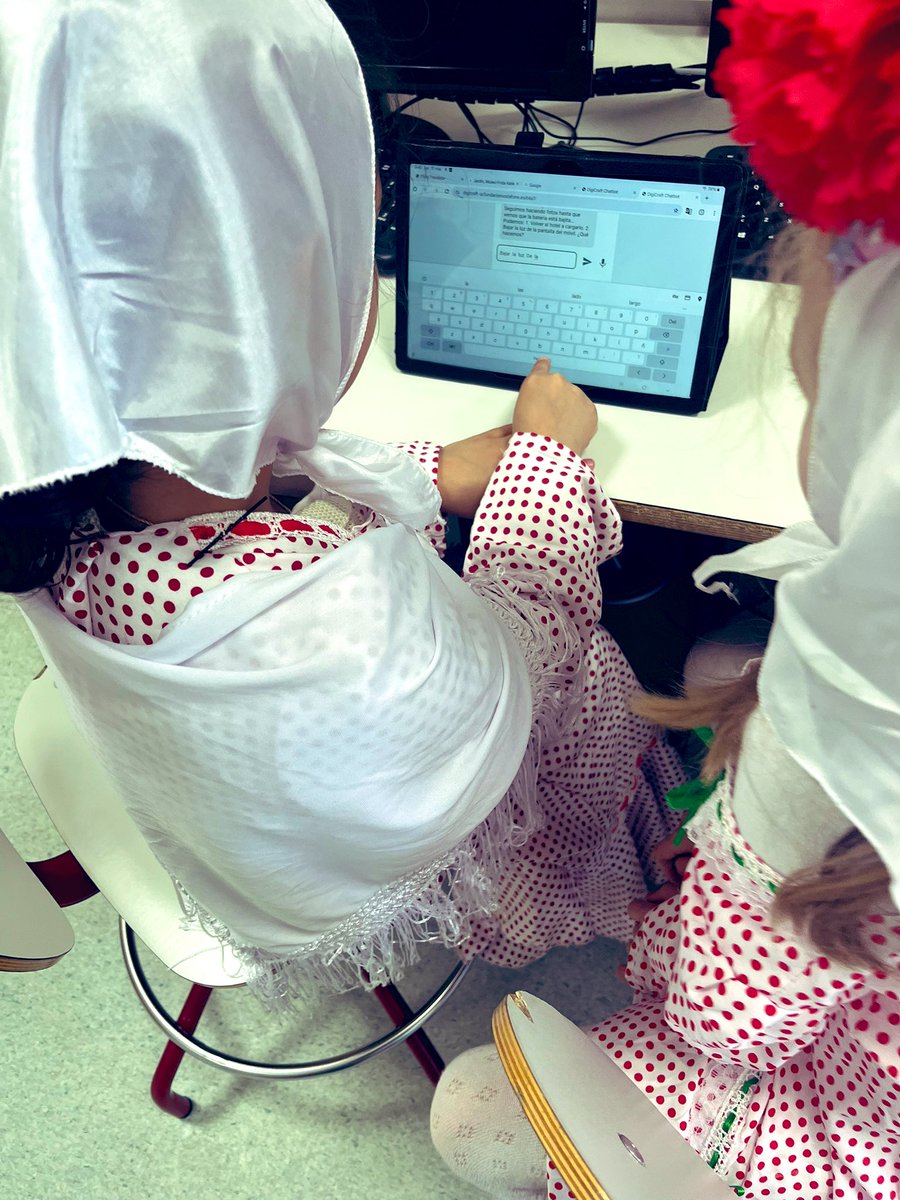 🪭Tecnología y tradición💻

Nuestros “pequechulapos” en su clase de robótica justo en la explicación de las actividades de #Digicraft de <a href="/FundVodafone/">Fundación Vodafone</a> #IA 

Hoy festividad de #SanIsidro2025 #Madrid #Pozuelo