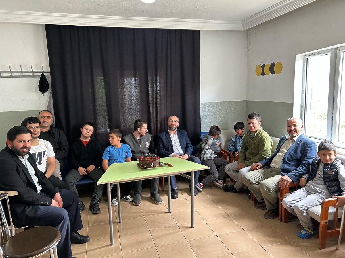 10-16 Mayıs Engelliler Haftası münasebetiyle İlçe Müftümüz Çelebi GÜN, Vaiz Yunus Emre BAKTIR ve daire Personeli  Vefa Özel Eğitim ve Rehabilitasyon Merkezi'ni ziyaret ettiler.
Rehabilitasyon Merkezi Müdürü Fatma SARIKAYA'ya nazik karşılamaları için teşekkür ederiz.
