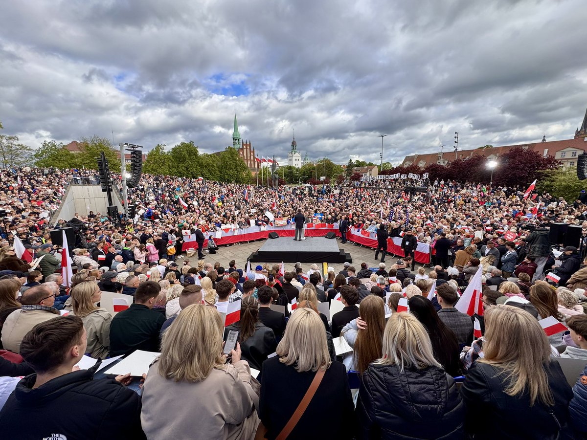 Szczecin! Niesamowity widok! Przed Państwem Rafał Trzaskowski i jego sztab! Każdy w nim jest. Każdy może dodać swoją cegiełkę głosując 18 maja na człowieka, który na zawsze może zatrzymać PiS.