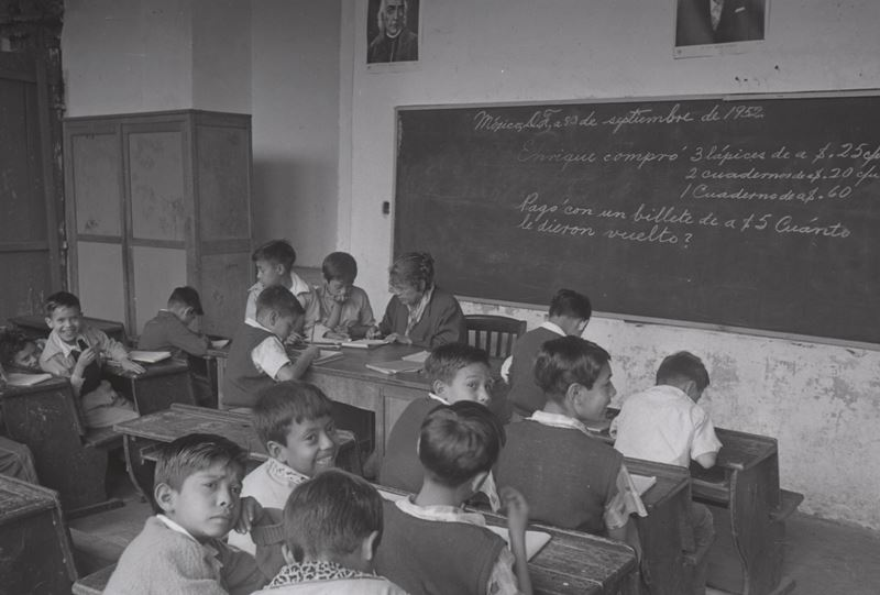 #undíacomohoy en 1917 Venustiano Carranza establece el Día del Maestro para rendir homenaje al magisterio, en honor del aniversario del triunfo de la República sobre el imperio.
La primera celebración se realizó en 1918.