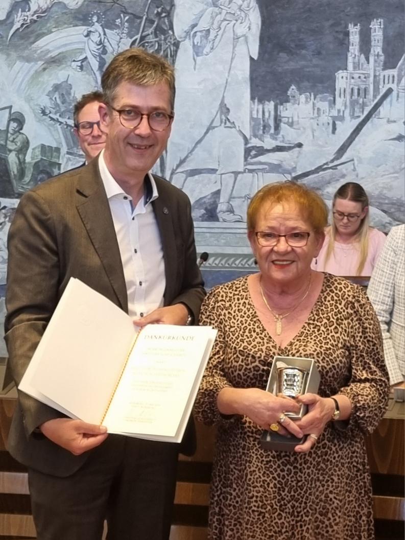 A_Kolbow's tweet photo. 35 Jahre Stadträtin. Herzlichen Glückwunsch, liebe Marion Schäfer-Blake! https://t.co/Gv0wZ91Odi