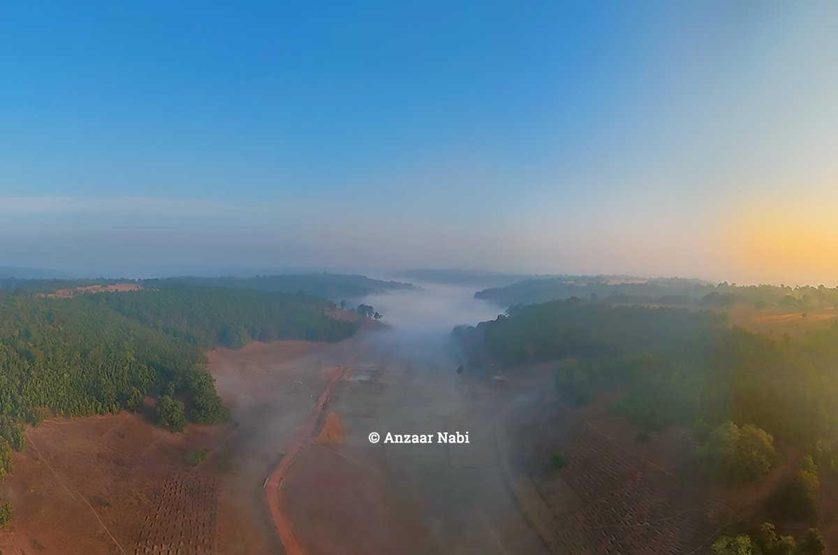 anzaarnabi's tweet photo. The rolling hills and the vast expanses of greenery at Desh Dekha is captivating. From the dense canopy of trees to the murals on the rocks, it is a beautiful place to unwind in Jashpur.
#jashpurtourism #anzaarnabiphotography #landscapephotography #deshdekha https://t.co/LvvsnVpzv8