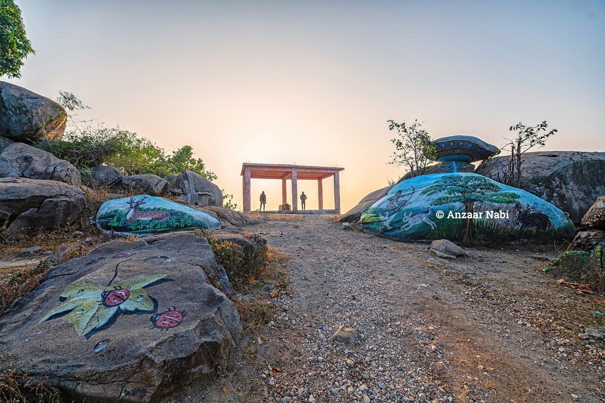 anzaarnabi's tweet photo. The rolling hills and the vast expanses of greenery at Desh Dekha is captivating. From the dense canopy of trees to the murals on the rocks, it is a beautiful place to unwind in Jashpur.
#jashpurtourism #anzaarnabiphotography #landscapephotography #deshdekha https://t.co/LvvsnVpzv8