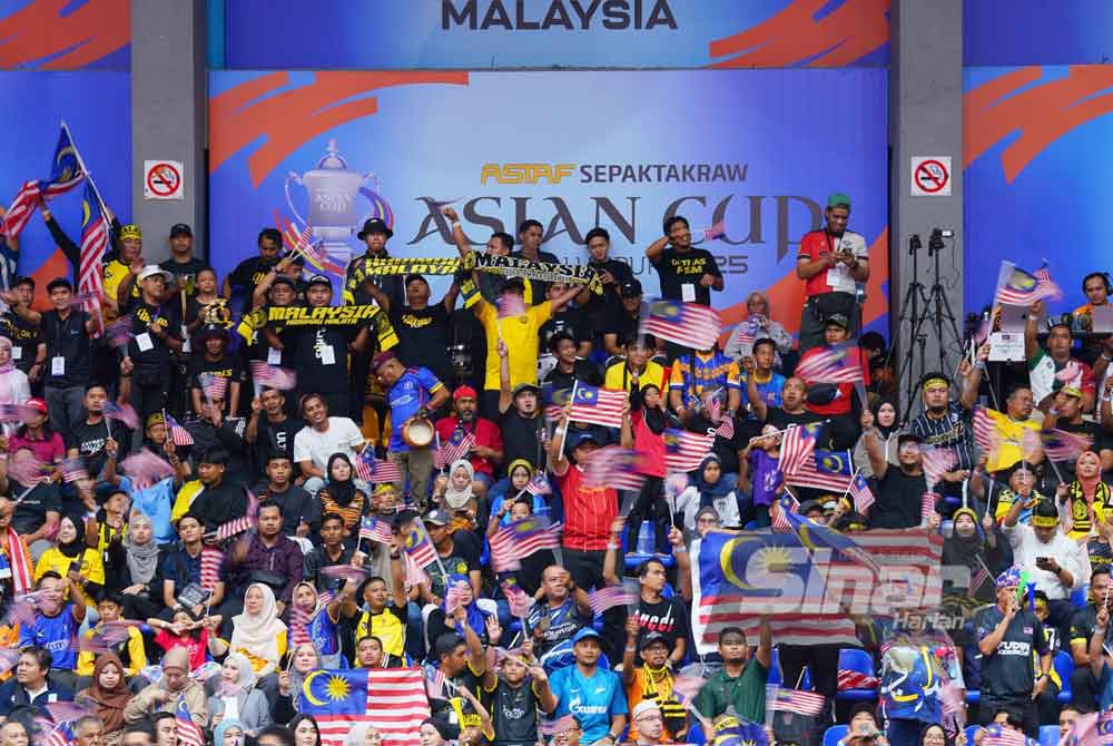 SinarOnline's tweet photo. Pasukan Malaysia meraikan kejuaraan selepas berjaya menewaskan Thailand dalam perlawanan akhir acara regu pada Kejohanan ASTAF Sepak Takraw Piala Asia 2025 di Stadium Titiwangsa pada Khamis.
#SinarHarian #ASTAF #sepaktakraw
📷: SINAR HARIAN/ MOHD HALIM ABDUL WAHID https://t.co/9UwmGyqHjc