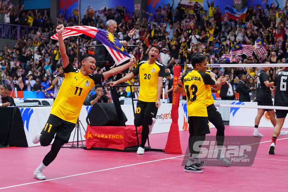 SinarOnline's tweet photo. Pasukan Malaysia meraikan kejuaraan selepas berjaya menewaskan Thailand dalam perlawanan akhir acara regu pada Kejohanan ASTAF Sepak Takraw Piala Asia 2025 di Stadium Titiwangsa pada Khamis.
#SinarHarian #ASTAF #sepaktakraw
📷: SINAR HARIAN/ MOHD HALIM ABDUL WAHID https://t.co/9UwmGyqHjc