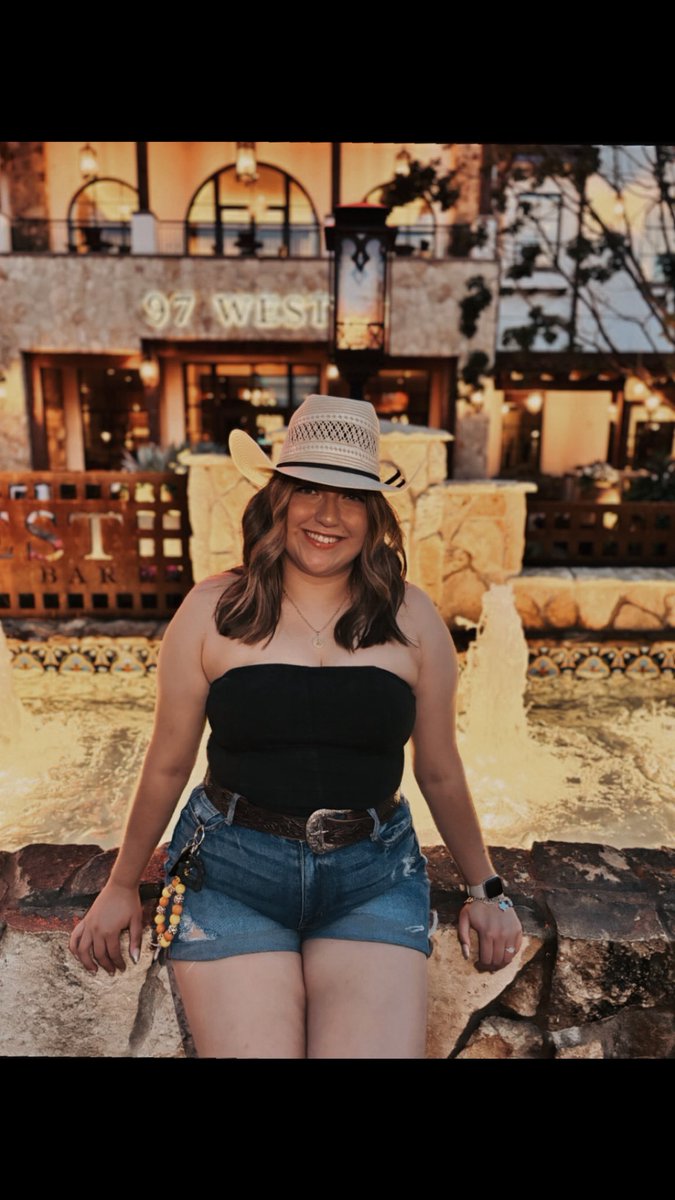 vanessaperez830's tweet photo. Hey siri play up in Texas by midland ⭐️ https://t.co/nn5S4lbfxH