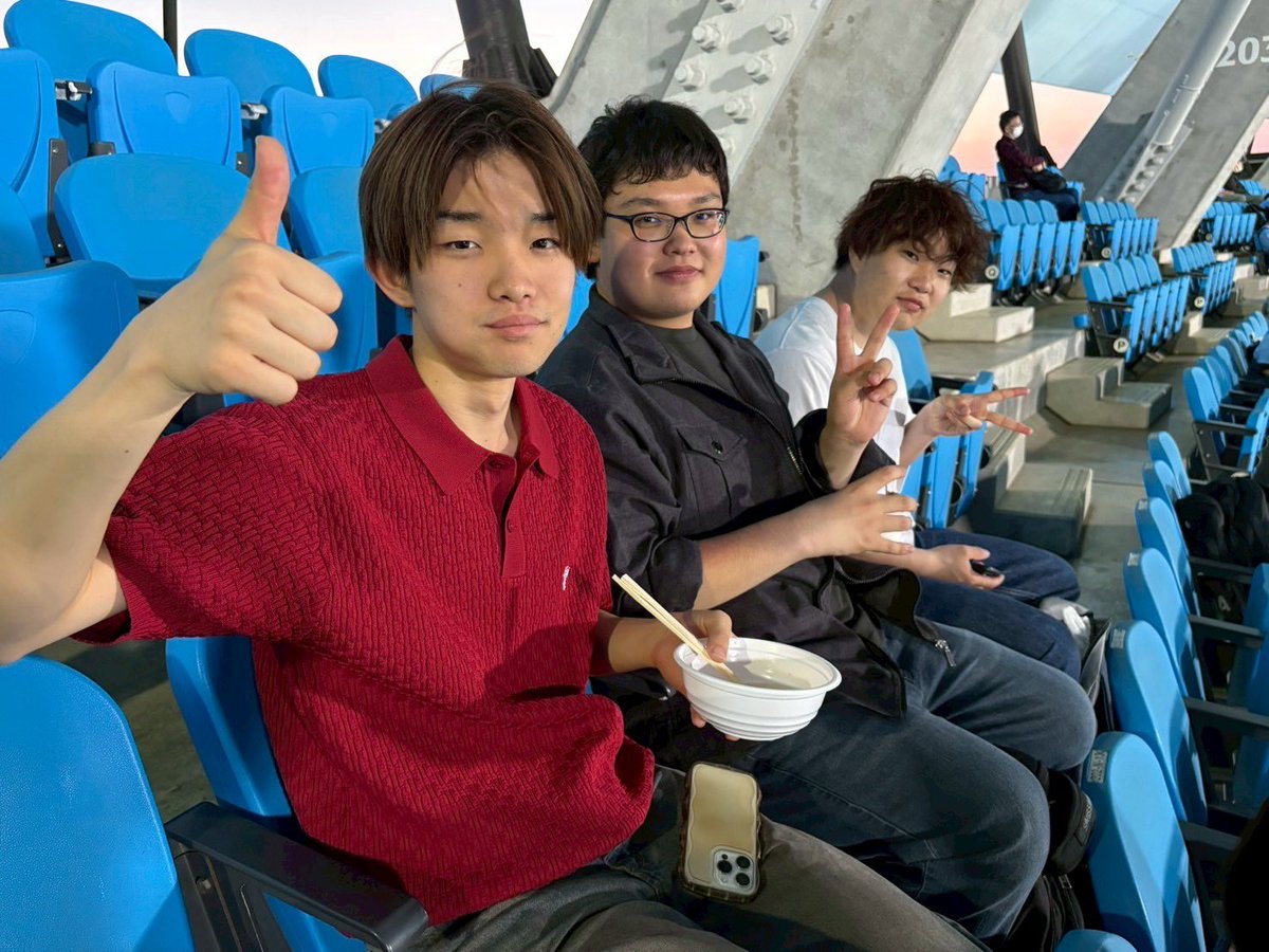 yokohama_rs's tweet image. 本校が締結している川崎フロンターレ様のホームゲームに伺い試合観戦実習を行いました⚽️

1年生は、まず、スポーツ現場を生で観てトレーナーやフロントスタッフを観察するところから❗️

これから徐々に深く入り込み現場を見て体験して実践経験を養っていきましょう🎶