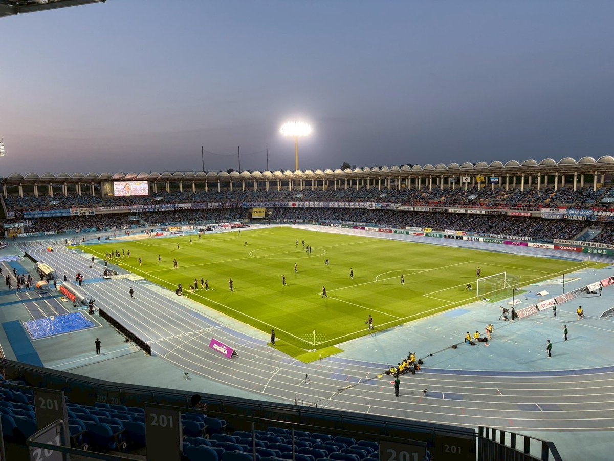 yokohama_rs's tweet image. 本校が締結している川崎フロンターレ様のホームゲームに伺い試合観戦実習を行いました⚽️

1年生は、まず、スポーツ現場を生で観てトレーナーやフロントスタッフを観察するところから❗️

これから徐々に深く入り込み現場を見て体験して実践経験を養っていきましょう🎶