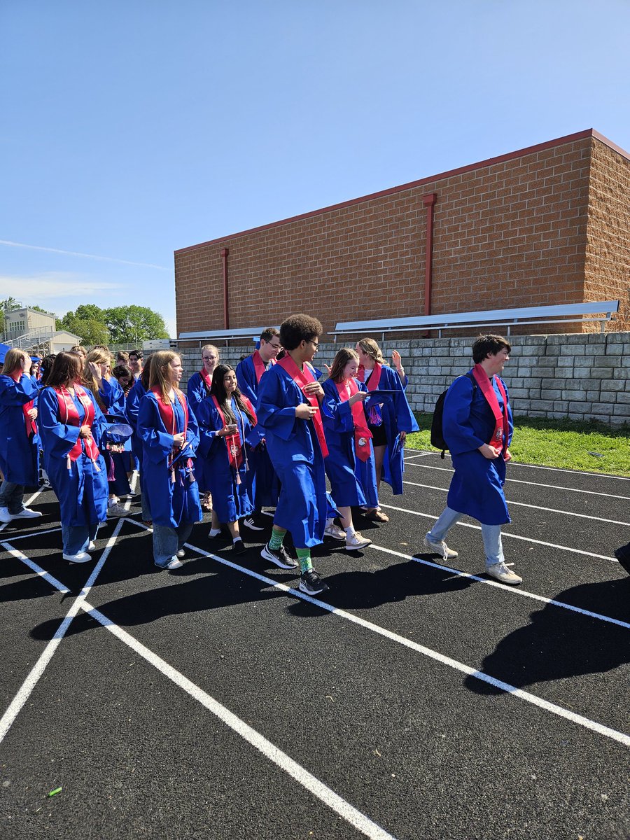 MsHallELA's tweet photo. Senior Walk. #classof2025 https://t.co/KLH9PdAYYd