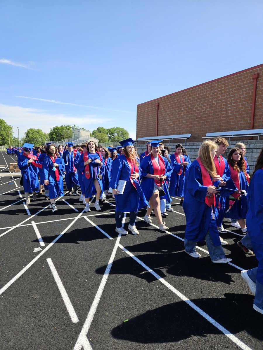 MsHallELA's tweet photo. Senior Walk. #classof2025 https://t.co/KLH9PdAYYd