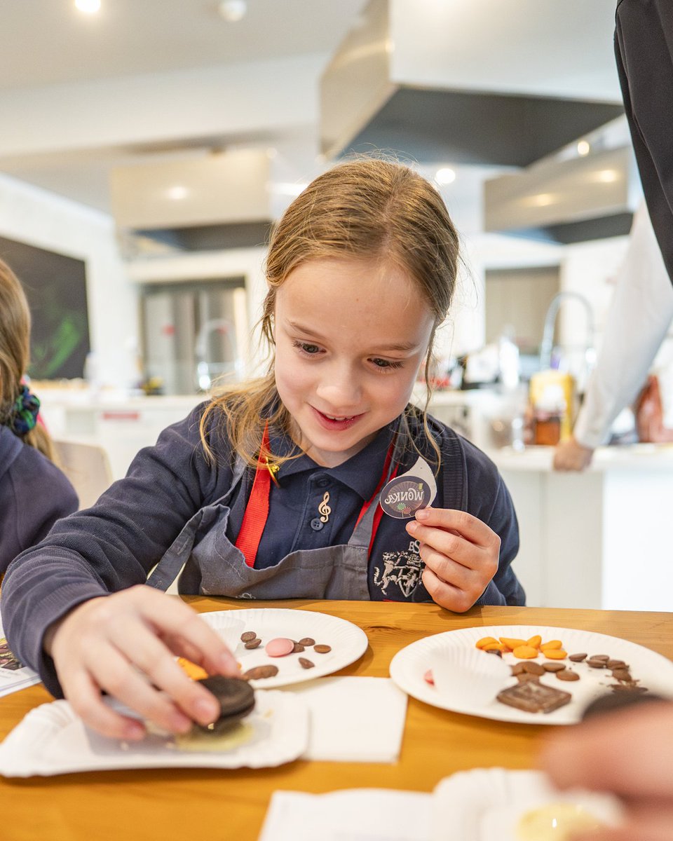 britishschoolro's tweet image. 🍫 Our Year 4 pupils had an amazing time exploring the sweet world of chocolate! From learning about the process of making chocolate to crafting their very own creations, the workshop was a delicious blend of fun and learning. 😄🍬
#BSB #WeAreBSB #FeelingExcellent