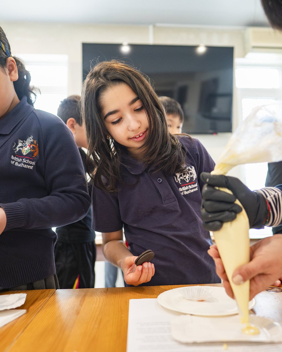 britishschoolro's tweet image. 🍫 Our Year 4 pupils had an amazing time exploring the sweet world of chocolate! From learning about the process of making chocolate to crafting their very own creations, the workshop was a delicious blend of fun and learning. 😄🍬
#BSB #WeAreBSB #FeelingExcellent